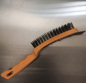 ESCOVA DE AÇO PARA LIMPAR GRELHA